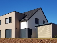 Dank vorgefertigter Wand- und Deckenelemente stand der Rohbau des schmucken Doppelhauses nach nur einer Woche.<br />Bild: Dennert