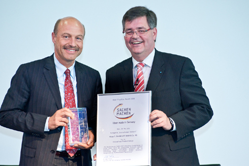 Matthias Dornbracht (links) erhielt von VDI-Direktor...