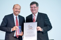 Matthias Dornbracht (links) erhielt von VDI-Direktor Dr. Willi Fuchs den Best Practice-Award der VDI-Initiative<br />„Sachen Machen“in der Kategorie „Innovationen fördern“. Im nächsten Jahr wird Dornbracht das 5. Jahrestreffen der Initiative „Sachen Machen“ am Unternehmensstandort in Iserlohn ausrichten. Bild: Dornbracht