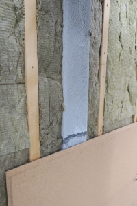 „Durchgängige Außendämmung“ – Ansicht vor Anbringung der 60mm-Holzfaserdämmplatten als Putzträger: Der SKOBIFIX WDVS® ist in die Außendämmung integriert. Die Abgasleitung im Inneren des „Brennwert-Schornstein“ ist demontierbar.<br />BIlder: SKOBERNE 