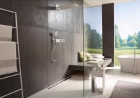 Mit den großzügig geschnittenen Duschen auf Bodenhöhe gibt es keine Einstiegsschwierigkeiten mehr – eine ideale Lösung in jeder Lebenslage.<br />Bild: hansgrohe