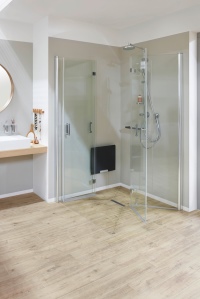Die Duschkabine DIGA lässt sich bei Nichtgebrauch bequem an die Wand falten und bietet somit mehr Platz. Die Dusche lässt sich ganz einfach öffnen und schließen, der ergonomische Bügelgriff und der innen liegende Zusatzgriff sorgen für eine leichte Handhabung.<br />Bilder: Kermi GmbH