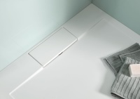 Die superflache Marmor-Polymer Duschwanne mit Randablauf von HSK Duschkabinenbau zeichnet sich nicht nur durch ihre flexiblen Einbaumöglichkeiten aus, sondern punktet auch durch bewusst reduziertes Design.<br />Bild: HSK