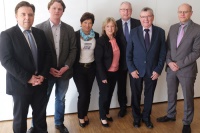 Der gewählte Vorstand der Europäischen Feuerstätten Arbeitsgemeinschaft: (von links) Uwe Striegler, Friedrich Anders, Ursula Gröbner, Michaela Waldecker, Karlheinz Leuders, Horst Funda, Dr.-Ing. Daniel Leberger. Bild: EFA