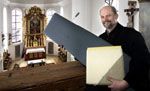 Martin Sandler von EFG mit einem der neuen Kirchenheizungssitzkissen.......