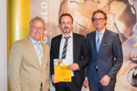 Ing. Hans-Jörg Dullinger, Grundfos Vertriebsleiter Projekte CBS in <br />Österreich, bei der Urkundenübergabe zwischen Landeshauptmann-Stv. <br />Dr. Heinrich Schellhorn und Laudator Vorstandssprecher Dr. Leonhard <br />Schitter, Salzburg AG für Energie, Verkehr & Telekommunikation. <br />Bild: LMZ/Franz Neumayr<br />