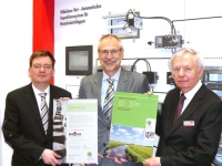 (v.l.) Dr.-Ing. Jürgen Wildeboer, Dipl.-Ing. Hans Peters (IBU) und Dipl.-Ing. Werner Wildeboer bei der Übergabe von Umwelt-Produktdeklarationen für Brandschutzklappen auf der ISH 2013. Bild: Wildeboer Bauteile GmbH<br />