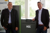 Die beiden HDG Geschäftsführer Martin Ecker (links) und Harald Benkert (rechts) blicken optimistisch ins zweite Halbjahr.<br />Bild: HDG Bavaria