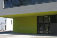 Energieeffizienz im Unterricht - Schüler und Lehrer werten die Energieverbrauchswerte des  Hightech-Gebäudes aus.  