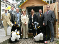 Projektteam (v.l.) Herr Reinauer (Isover), Herr Kraus (Isover), Herr Schüle (Energieagentur Regio Freiburg), Bürgermeisterin Gerda Stuchlik, Wettermoderatorin Claudia Kleinert, Herr Riek (Götz + Moriz) und Herr Graf (Götz + Moriz).