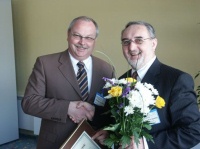 Wolfgang Fuchs (li) vom Vertrieb Lüftomatic erhält hier vom 1.Vorsitzenden des Verbandes, Dr. Steffen Spenke, die Mitgliedsurkunde.