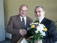 Wolfgang Fuchs (li) vom Vertrieb Lüftomatic erhält.......