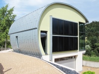 Öko-Haus mit außergewöhnlicher Architektur. Viele Fachleute raten bei ungewöhnlichen Dachformen zu einer Wärmedämmung mit Cellulose.<br />Bild: Climacell