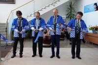 Mit einem feierlichen Akt wurde das Band im Eingangsbereich der neuen Produktion in Pilsen von Vertretern von Panasonic zerschnitten (von links nach rechts: Herr Vilamitjana, Managing Director von PAPAEU, Herr Takagi, Managing Executive Officer, Panasonic Corporation, Senior Vice President, Appliances Company und President, Air-Conditioner Company, Herr Abadie, Chairman und CEO  Panasonic Europe, Herr Yoshida, Geschäftsführer der tschechischen Fabrik)<br />Bild: Panasonic