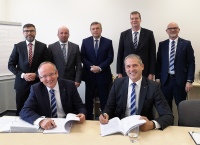 Thomas Mosbacher und Udo Jung (TROX GmbH) bei der Vertragsunterzeichnung. Im Hintergrund (v.l.): Petr Hrubý, Jan Berger, Miloš Veselý (KS Klima-Service a.s.), Thomas Klamp (TROX GmbH) und Ludger Bökmann (Bereichsleiter International Business der TROX GmbH).<br />Bilder: Trox