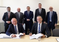 Thomas Mosbacher und Udo Jung (TROX GmbH) bei der Vertragsunterzeichnung........