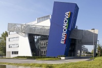 Das auffällige Eingangsgebäude bildet das Tor der „Euronova Loft- und Ateliermeile Süd“ im Kölner Stadtteil Zollstock.