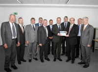Der FVEE hat am 23. Juni 2010 ein Eckpunktepapier an Bundesumweltminister Dr. Norbert Röttgen überreicht. Von links nach rechts: Prof. Dr. Dr. h.c. Wolfgang Eberhardt (HZB), Prof. Dr. Harald Bolt (Jülich), Prof. Dr. Eicke Weber (Fraunhofer ISE), Prof. Dr. Rolf Brendel (ISFH), Dr. Jürgen Schmid (Fraunhofer IWES), Dr. Frank Musiol (ZSW), Dr. Norbert Röttgen (BMU), Dr. Ernst Huenges (GFZ), Prof. Dr. Vladimir Dyakonov (ZAE Bayern), Prof. Dr. Horst Altgeld (IZES gGmbH) und Prof. Dr. Gerd Hauser (Fraunhofer IBP). Foto: FVEE