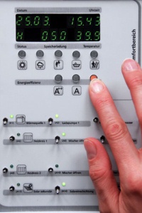 Die benutzerfreundliche Bedienebene in Verbindung mit neu programmierten Sonderfunktionen ermöglicht eine noch effizientere Integration regenerativer Energiequellen in das Thermicom-Hybridsystem. Bild: Eisenbeiß Solar AG