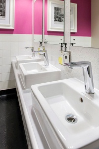 Die Produkte der Hansgrohe SE fügen sich nahtlos in das Konzept des Deutschen Hauses London 2012 ein: Die Elektronik-Waschtischmischer der Serie Metris S (Phoenix Design) überzeugen mit klaren und exakten Konturen und einer Infrarotsensorik, die den Wasserfluss nach Bedarf auslöst und damit für einen nachhaltigen Wasserverbrauch sorgt.<br /><br />Fotorechte: Andrew Meredith, 2012 <br />