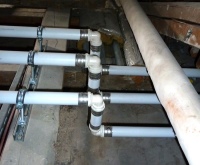 Die praktische Leckage-Funktion der alpex-Installationssysteme von FRÄNKISCHE zeigt bei der Druckprüfung unverpresste Stellen an.<br />Bilder: FRÄNKISCHE