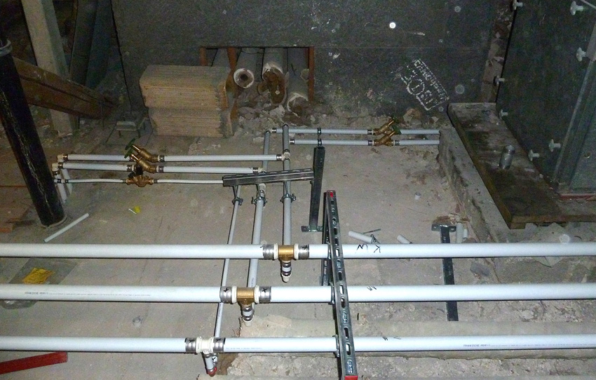 Rund 2.000 Meter alpex-Rohre verlegten die Sanitherm-Installateure...