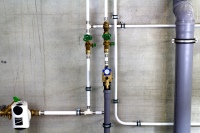 Mit dem alpex-Installationssystem liefert FRÄNKISCHE alles aus einer Hand für die familienfreundlichen Häuser im "SeeSide"-Bauprojekt.<br />Bilder: FRÄNKISCHE Rohrwerke Gebr. Kirchner GmbH&Co. KG