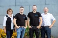 Pünktlich zum 25-jährigen Firmenjubiläum übernehmen die Söhne Ralf (Mitte links) und Gerald Fässler (Mitte rechts) das Installationsunternehmen von Karin und Wolfgang Fässler.<br />Bild: @Lisa Mathis