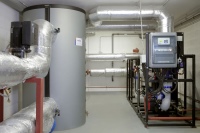 Das Gebäude ist an das lokale Fernwärmenetz angeschlossen. Um die Wärme in das System des Versorgers zu übertragen, kommt die Fernwärmeübertragestation LogoMax von Flamco Meibes zum Einsatz. <br />Bilder: Meibes