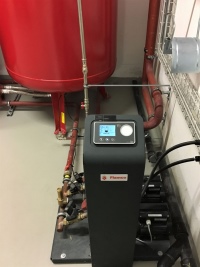 Der Flamcomat verfügt über eine Steuereinheit, deren Störmeldeausgänge an die Gebäudeleittechnik angeschlossen sind. Zudem entgast der Druckhalteautomat das Anlagenwasser und speist bei Bedarf vollautomatisch nach. <br />Bild: Flamco