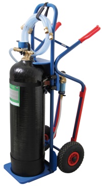 Der neue SYR CleanCaddy sorgt mit seiner mit entsalztem Wasser gefüllten 30 Liter Aufbereitungskartusche für saubere Flächen.