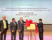 Der bayerische Ministerpräsident Horst Seehofer enthüllt anlässlich der Eröffnungszeremonie gemeinsam mit dem Vizebürgermeister Lui Jianjun das Eröffnungsschild. Mit auf dem Bild sind  (von links) Armin Schütz, der Geschäftsführer von Grünbeck China und Franz Josef Pschierer, bayerischer Staatssekretär für Wirtschaft und Technologie.<br />Bild: Grünbeck