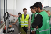 Wilo-Azubi mit Flüchtlingen in der Lehrwerkstatt von.......