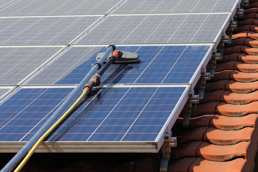 Der CleanCaddy erleichtert die Reinigung von Photovoltaik-...