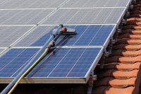 Der CleanCaddy erleichtert die Reinigung von Photovoltaik- und Solar-Anlagen und schützt vor Ertragsverlusten durch Verschmutzung. Bilder: SYR