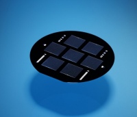 4 Zoll Wafer mit sieben 4 cm² großen hocheffizienten n-Typ Silicium-Solarzellen mit Wirkungsgraden bis zu 23.4%. Foto: Fraunhofer ISE