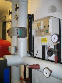 Herzstück der Anlage: Als erster Schritt wurde die neue Fernwärmehaus- und Übergabestation installiert.