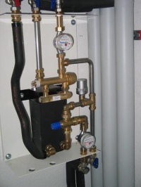 Taurus 20 Stationen bestehen im Wesentlichen aus einem Wärmeüberträger mit 35 kW Wärmeleistung, welcher, in Abhängigkeit der Warmwasser-Zapfmenge, über einen Proportionalregler ohne Hilfsenergie Warmwasser mit einer Auslauftemperatur bis zu 57°C bereitstellt.