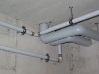 In der Kellerverteilung, in den Steigsträngen und in der Etagenanbindung für die wohnungsweise Trinkwasserversorgung kam ein Verbundrohrsystem (Alpex-Duo) zum Einsatz.<br /><br />