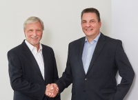 Perfekt vorbereitete Übergabe: Andreas Feix (links), der scheidende Geschäftsführer, wünscht seinem Geschäftsführerkollegen Reinhard Schwenk weiterhin viel Erfolg und alles Gute für die Zukunft.<br />Bild: Florian Schulte<br />