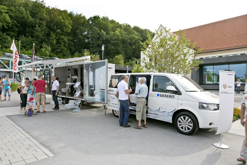 An den Info-Mobilen informierten sich die Besucher...
