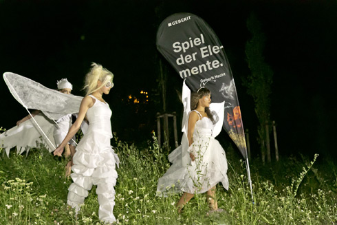 Mit selbst entworfenen Kostümen, kunstvollen Frisuren...