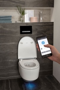 Alle Komfortfunktionen der AquaClean Modelle können auch per Geberit App mit dem Smartphone bedient werden.<br />Bilder: Geberit