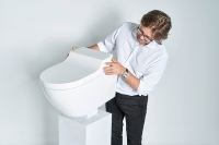 Der renommierte Industriedesigner Christoph Behling mit dem von ihm entworfenen, neuen Dusch-WC AquaClean Tuma.