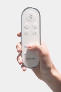 Komfortable Fernbedienung – nur für die Ausführung Geberit AquaClean Tuma Comfort erhältlich: Mit nur einem Tastenklick können persönliche Einstellungen problemlos eingestellt und abgespeichert werden. 