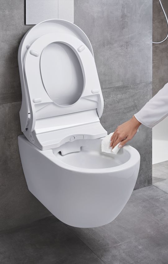 Standardmäßig verfügt Geberit AquaClean Tuma als Komplettanlage...