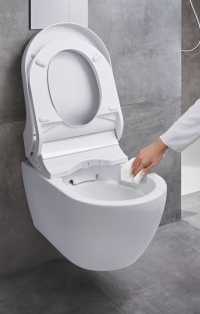 Standardmäßig verfügt Geberit AquaClean Tuma als Komplettanlage über eine spülrandlose WC-Keramik, die einfach zu reinigen ist.