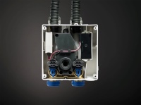 Getrennt und stets erreichbar: Mit Ausnahme des Infrarotsensors sind sämtliche Funktionsteile wie Steuerung, Mische, Ventile sowie die Energieversorgung sicher in eine separate, kleine Funktionsbox integriert.<br />Bilder: Geberit