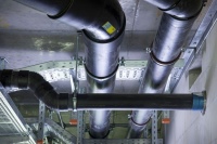 Die Installation der Geberit PE Entwässerungsleitungen im Untergeschoss ging mit Herausforderungen einher: Die Rohre sollten teils drei Meter unterhalb der Decke montiert werden, sodass die Installateure erst entsprechende Aufhängungen für die Rohrschellen konstruieren mussten.