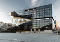Transparent, komplex, multidimensional: Der Axel-Springer-Neubau nach einem Entwurf des renommierten Architekten Rem Koolhaas präsentiert sich auf einem Areal von 10.000 Quadratmetern und bietet Platz für mehr als 3.000 Mitarbeiter. Traditionelle Büroräume und offene Arbeits- und Begegnungsflächen ergänzen sich zu einem modernen Bürogebäude. 